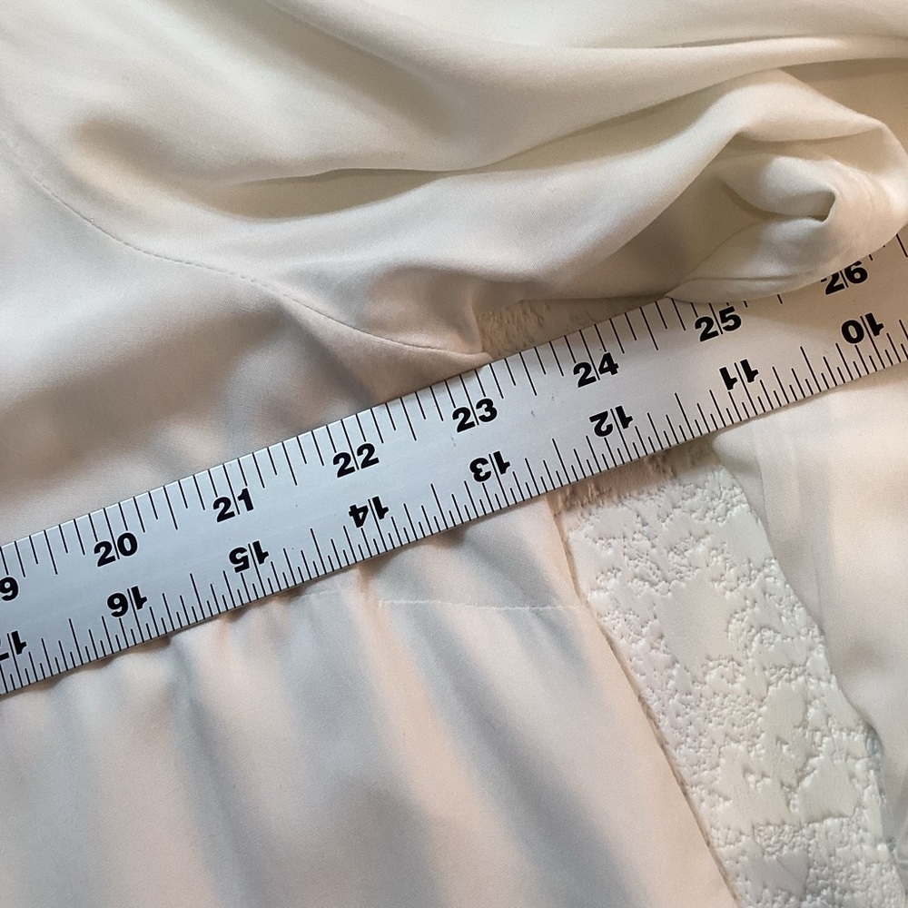 Crown & Ivy Curvy White Ruffle V Neck Popover Blouse 3/4 Sleeve Size 1X - Picture 8 of 9